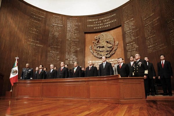 QUERETARO, QUERETARO.,5 DE FEBRERO DEL 2008. EL PRESIDENTE DE LOS ESTADOS UNIDOS MEXICANOS, FELIPE CALDERON HINOJOSA, DURANTE LA CEREMONIA DEL XCI ANIVERSARIO DE LA PROMULGACION DE LA CONSTITUCION POLITICA DE 1917, QUE TUVO LUGAR EN EL TEATRO DE LA REPUBLICA DE ESTA CIUDAD. FOTO ARIEL GUTIERREZ