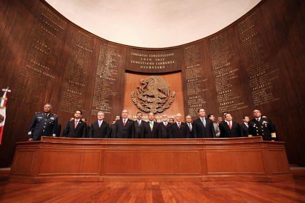 QUERETARO, QUERETARO.,5 DE FEBRERO DEL 2008. EL PRESIDENTE DE LOS ESTADOS UNIDOS MEXICANOS, FELIPE CALDERON HINOJOSA, DURANTE LA CEREMONIA DEL XCI ANIVERSARIO DE LA PROMULGACION DE LA CONSTITUCION POLITICA DE 1917, QUE TUVO LUGAR EN EL TEATRO DE LA REPUBLICA DE ESTA CIUDAD. FOTO ALFREDO GUERRERO