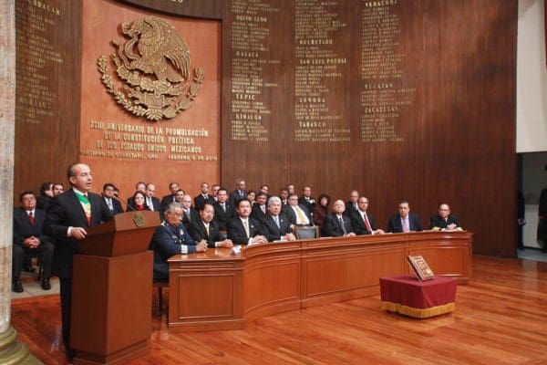 QUERETARO QUERETARO A 05 DE FEBRERO DEL 2010 EL PRESIDENTE DE LOS ESTADOS UNIDOS MEXICANOS MTRO FELIPE CALDERON HINOJOSA DURANTE LA CEREMONIA DEL XCIII ANIVERSARIO DE LA PROMULGACION DE LA CONSTITUCION POLITICA DE 1917 QUE SE LLEVO ACABO EN EL TEATRO DE LA REPUBLICA EN DICHA ENTIDAD FOTO ALFREDO GUERRERO