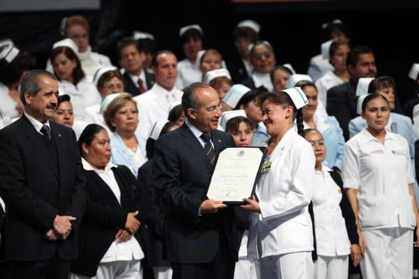 MEXICO D.F. 6 DE ENERO DEL 2011. EL PRESIDENTE DE LOS ESTADOS UNIDOS MEXICANOS, LIC. FELIPE CALDERON HINOJOSA, DURANTE LA CEREMONIA CONMEMORATIVA DEL DIA DE LA ENFERMERA 2011, DONDE ENTREGO RECONOCIMIENTOS, QUE TUVO LUGAR EN EL AUDITORIO NACIONAL. FOTO ARIEL GUTIERREZ