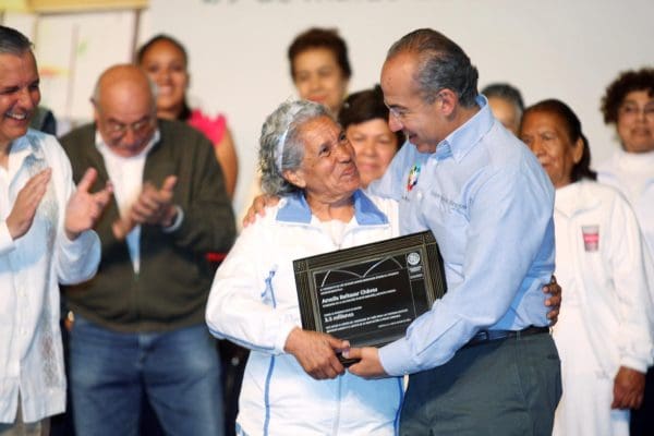 MEXICO D.F. 29 DE MARZO DEL 2012. EL PRESIDENTE DE LOS ESTADOS UNIDOS MEXICANOS, LIC. FELIPE CALDERON HINOJOSA, DURANTE EL EVENTO UNA POLITICA SOCIAL CON ROSTRO HUMANO, QUE TUVO LUGAR EN EL CENTRO " BANAMEX ". FOTO FRANCISCO SANTOS